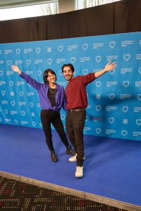 Menschen vor einer blauen Fotowand