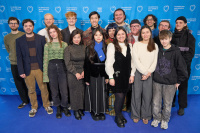Menschen vor einer blauen Fotowand