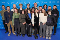 Menschen vor einer blauen Fotowand