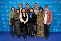 Menschen vor einer blauen Fotowand