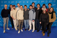 Menschen vor einer blauen Fotowand