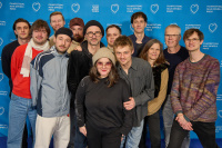 Menschen vor einer blauen Fotowand