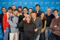 Menschen vor einer blauen Fotowand