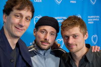 Menschen vor einer blauen Fotowand