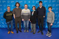 Menschen vor einer blauen Fotowand