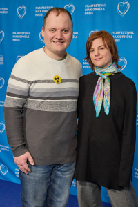 Menschen vor einer blauen Fotowand