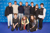 Menschen vor einer blauen Fotowand
