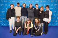 Menschen vor einer blauen Fotowand