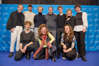 Menschen vor einer blauen Fotowand