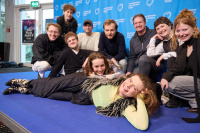 Menschen vor einer blauen Fotowand