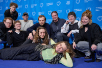 Menschen vor einer blauen Fotowand