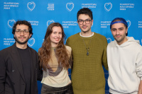 Menschen vor einer blauen Fotowand
