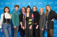 Menschen vor einer blauen Fotowand