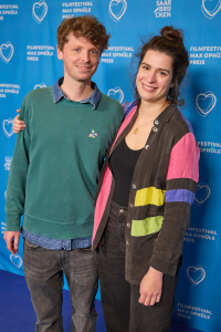 Menschen vor einer blauen Fotowand