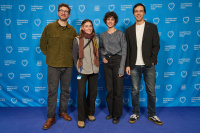 Menschen vor einer blauen Fotowand