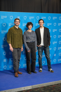 Menschen vor einer blauen Fotowand