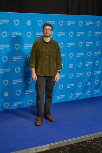 Menschen vor einer blauen Fotowand