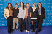 Menschen vor einer blauen Wand