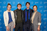 Menschen vor einer blauen Wand