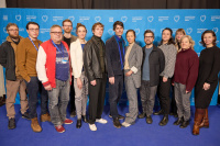 Menschen vor einer blauen Wand