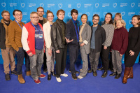 Menschen vor einer blauen Wand