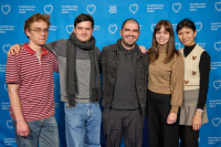 Menschen vor einer blauen Wand