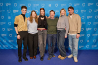 Menschen vor einer blauen Wand