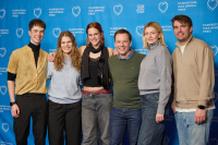 Menschen vor einer blauen Wand