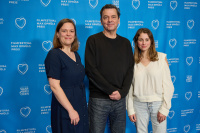 Menschen vor einer blauen Wand