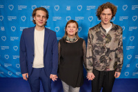 Menschen vor einer blauen Wand