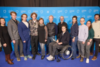Menschen vor einer blauen Wand