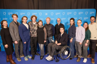 Menschen vor einer blauen Wand