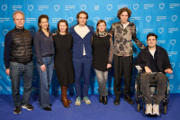Menschen vor einer blauen Wand