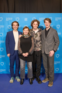 Menschen vor einer blauen Wand
