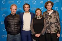 Menschen vor einer blauen Wand
