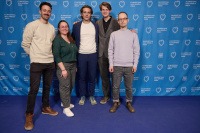 Menschen vor einer blauen Wand