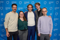 Menschen vor einer blauen Wand