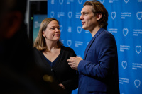 Menschen vor einer blauen Wand