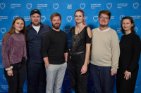 Menschen vor einer blauen Wand