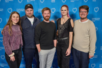 Menschen vor einer blauen Wand