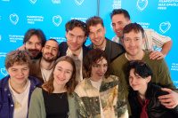 FFMOP47 - Filmteam: Vom bösen Blick Menschen vor einer Fotowand