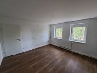 Küche mit 2 Fenstern,  Wände und Decken weiß, Vinylboden eichefarben